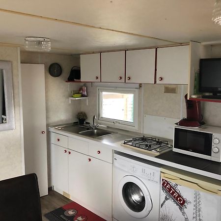 Mobilhome A Frejus A 15 Minute De La Mer Sur Terrain Independant Zewnętrze zdjęcie