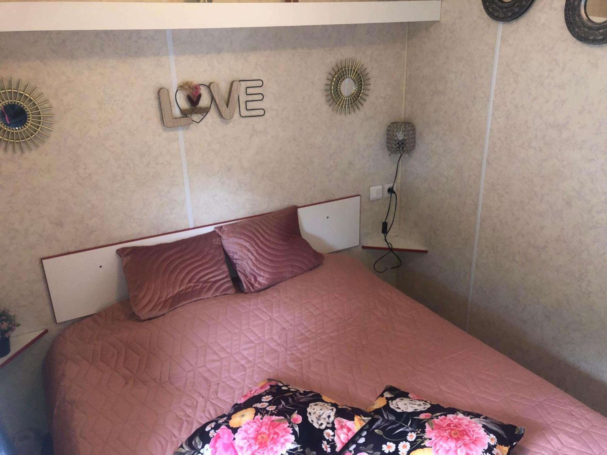 Mobilhome A Frejus A 15 Minute De La Mer Sur Terrain Independant Zewnętrze zdjęcie