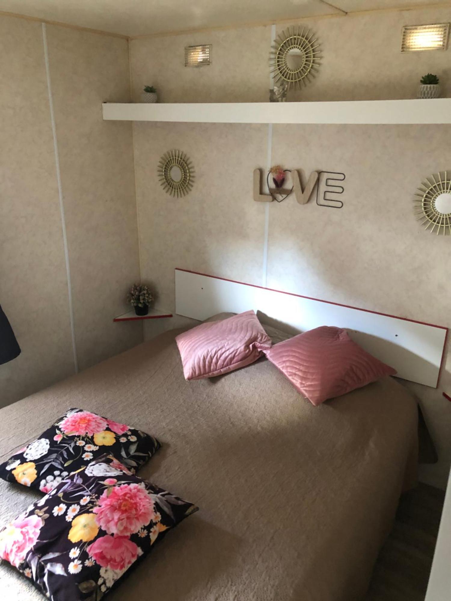 Mobilhome A Frejus A 15 Minute De La Mer Sur Terrain Independant Zewnętrze zdjęcie