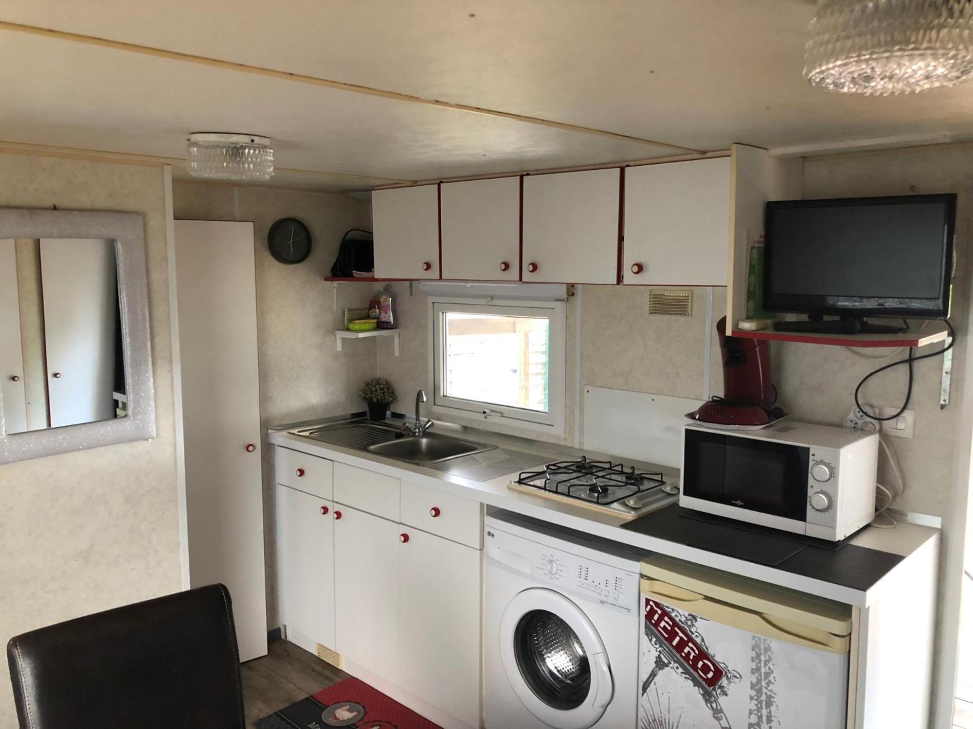 Mobilhome A Frejus A 15 Minute De La Mer Sur Terrain Independant Zewnętrze zdjęcie